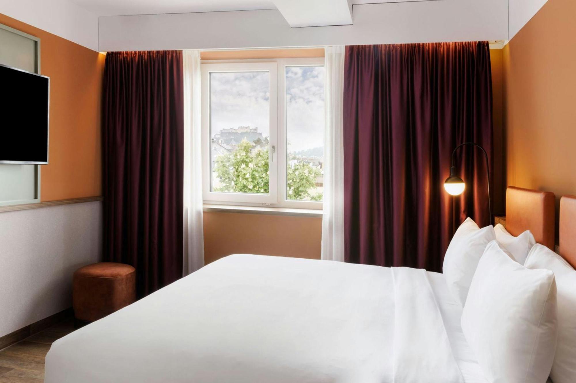 Deluxe Zimmer mit Kingsize-Bett und Blick auf den Innenhof